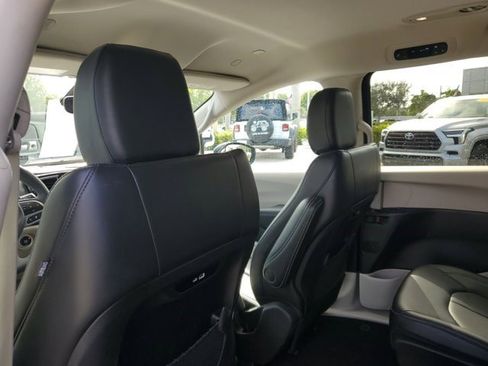 Used 2024 Chrysler Pacifica Select image 10