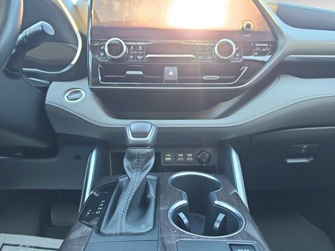 Used 2023 Toyota Highlander Limited AWD/4WD image 12