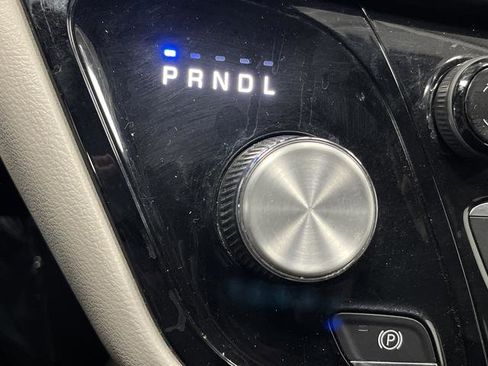 Used 2018 Chrysler Pacifica L FWD image 18