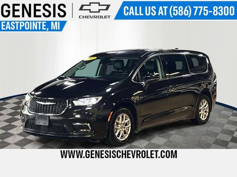 Used 2023 Chrysler Pacifica Touring-L FWD image 1