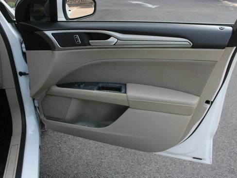 Used 2018 Ford Fusion SE FWD image 25