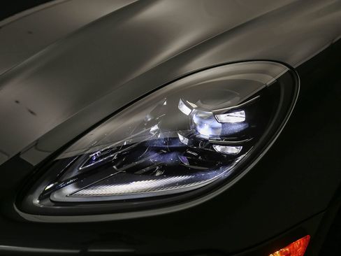 Certified 2025 Porsche Macan S AWD/4WD image 9