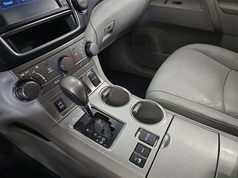 Used 2013 Toyota Highlander SE image 28