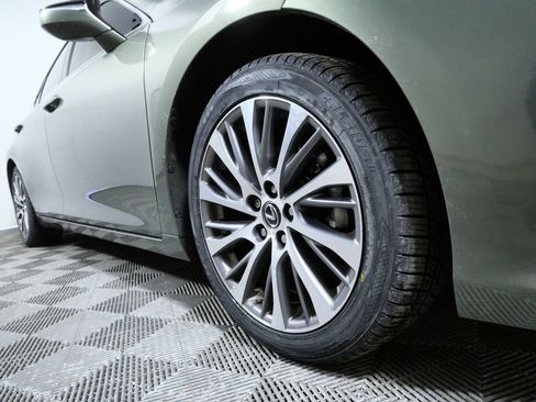 Used 2019 Lexus ES 350 350 w/ Premium Package image 2