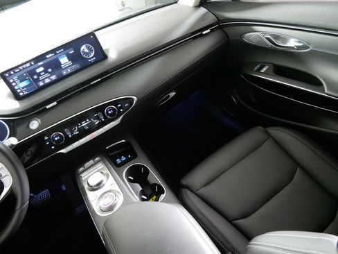 Certified 2025 Genesis GV70 2.5T image 11