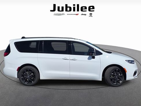 New 2026 Chrysler Pacifica Limited w/ Uconnect Theater Family Group AWD/4WD image 47