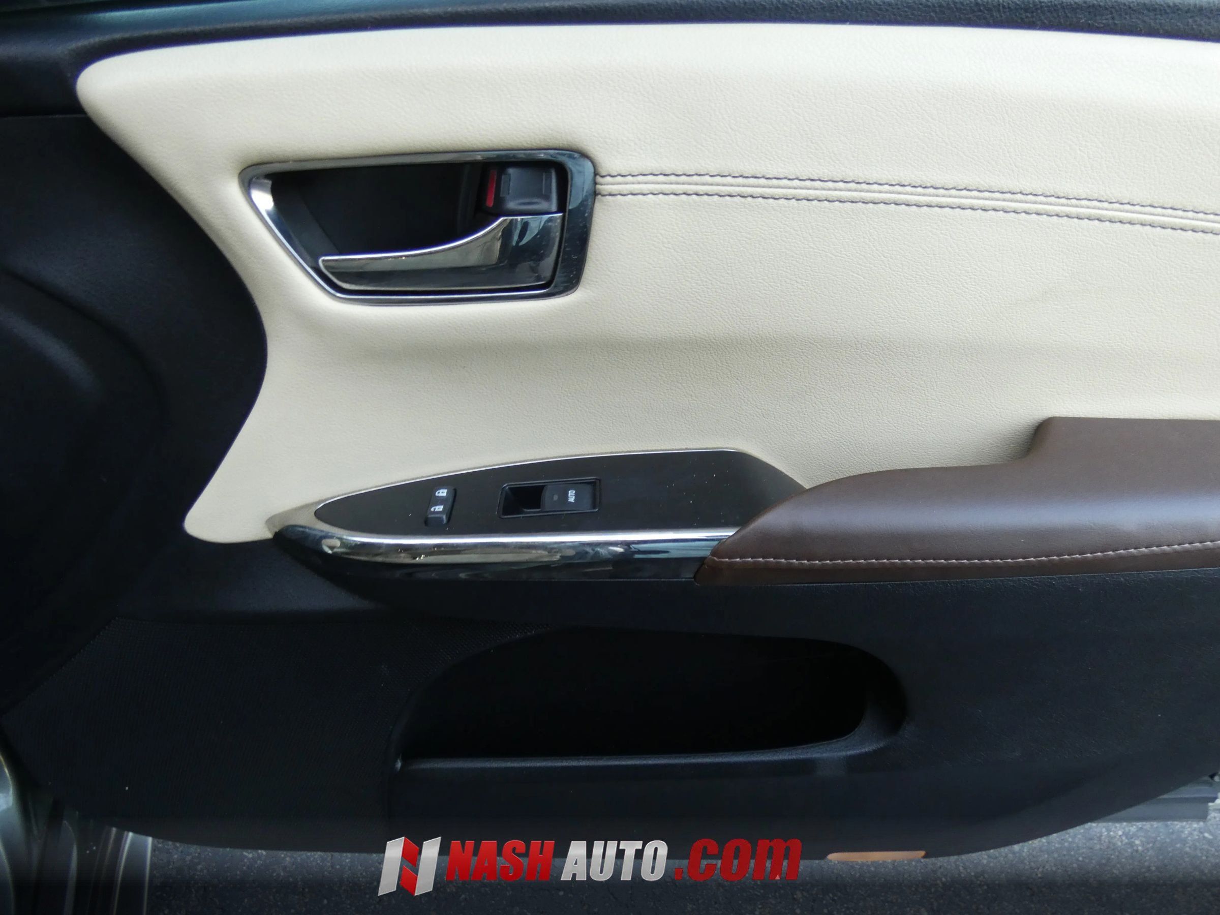 Used 2013 Toyota Avalon Limited FWD image 32