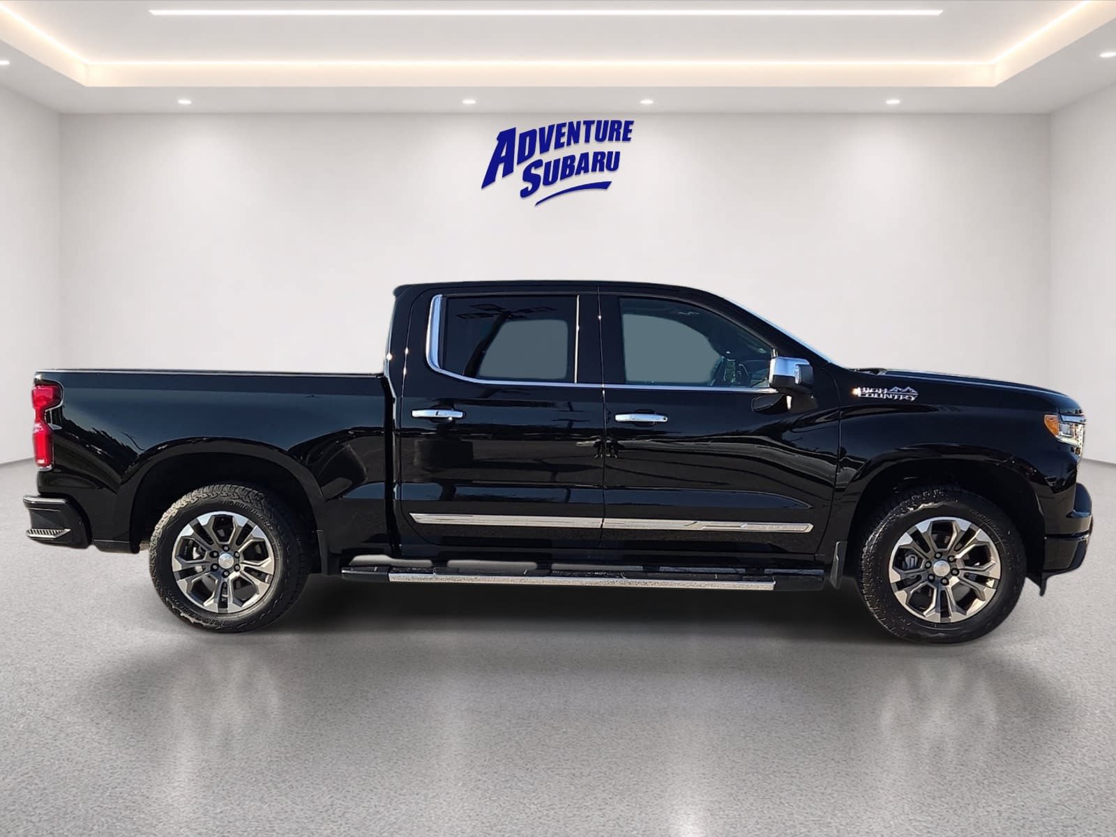 Used 2023 Chevrolet Silverado 1500 High Country w/ Technology Package AWD/4WD image 7