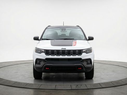 Used 2025 Jeep Compass Trailhawk AWD/4WD image 2