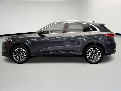 Used 2025 Audi Q5 Premium w/ Convenience Package image 2