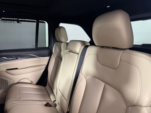 Used 2025 Jeep Grand Cherokee Limited w/ Luxury Tech Group II image 38