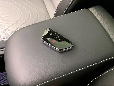 Certified 2025 Volkswagen Tiguan SE w/ Panoramic Sunroof Package AWD/4WD image 20