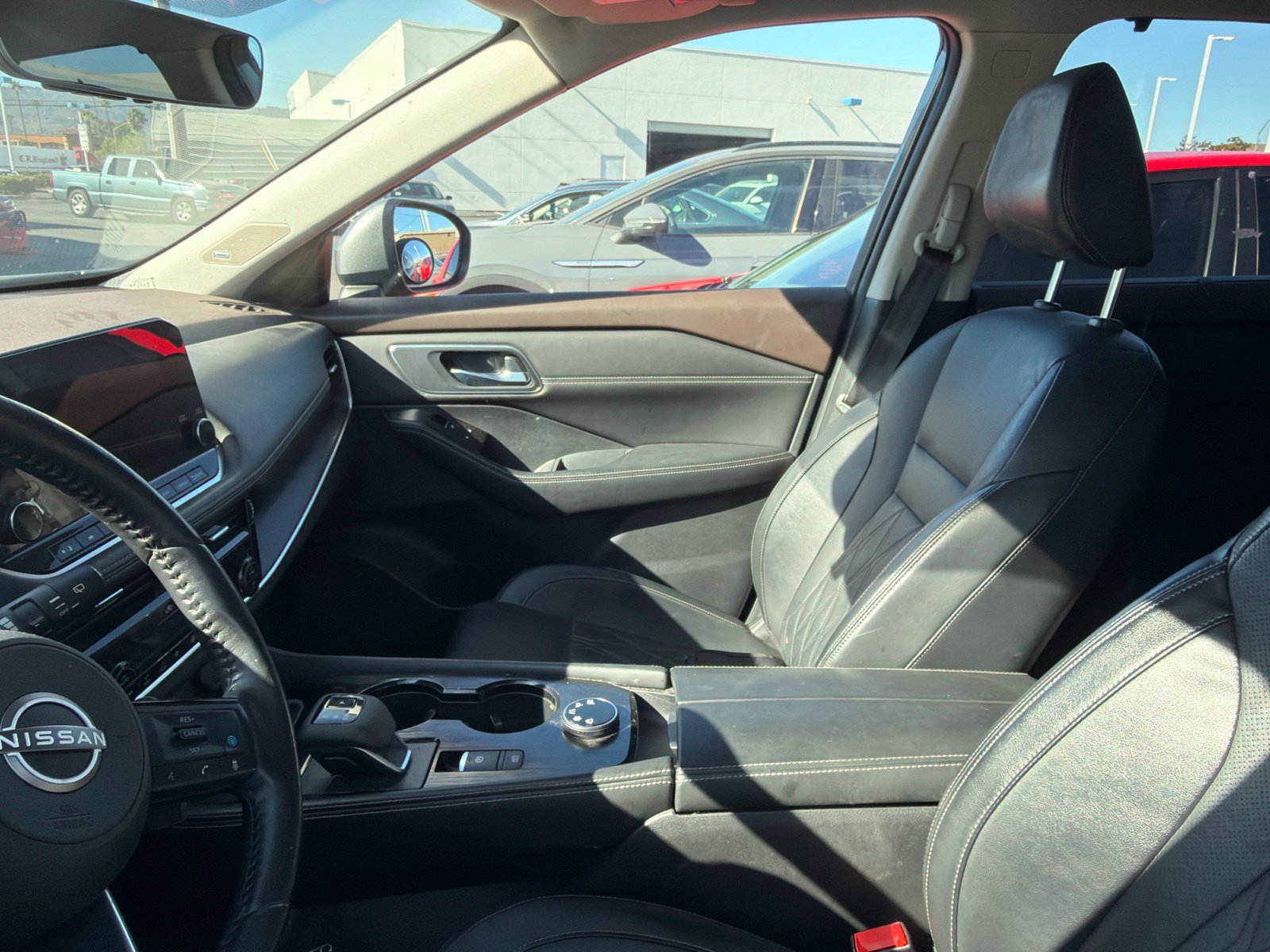 Used 2022 Nissan Rogue Platinum w/ Head-Up Display Package AWD/4WD image 2