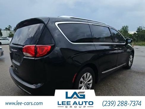 Used 2019 Chrysler Pacifica Touring-L FWD image 2