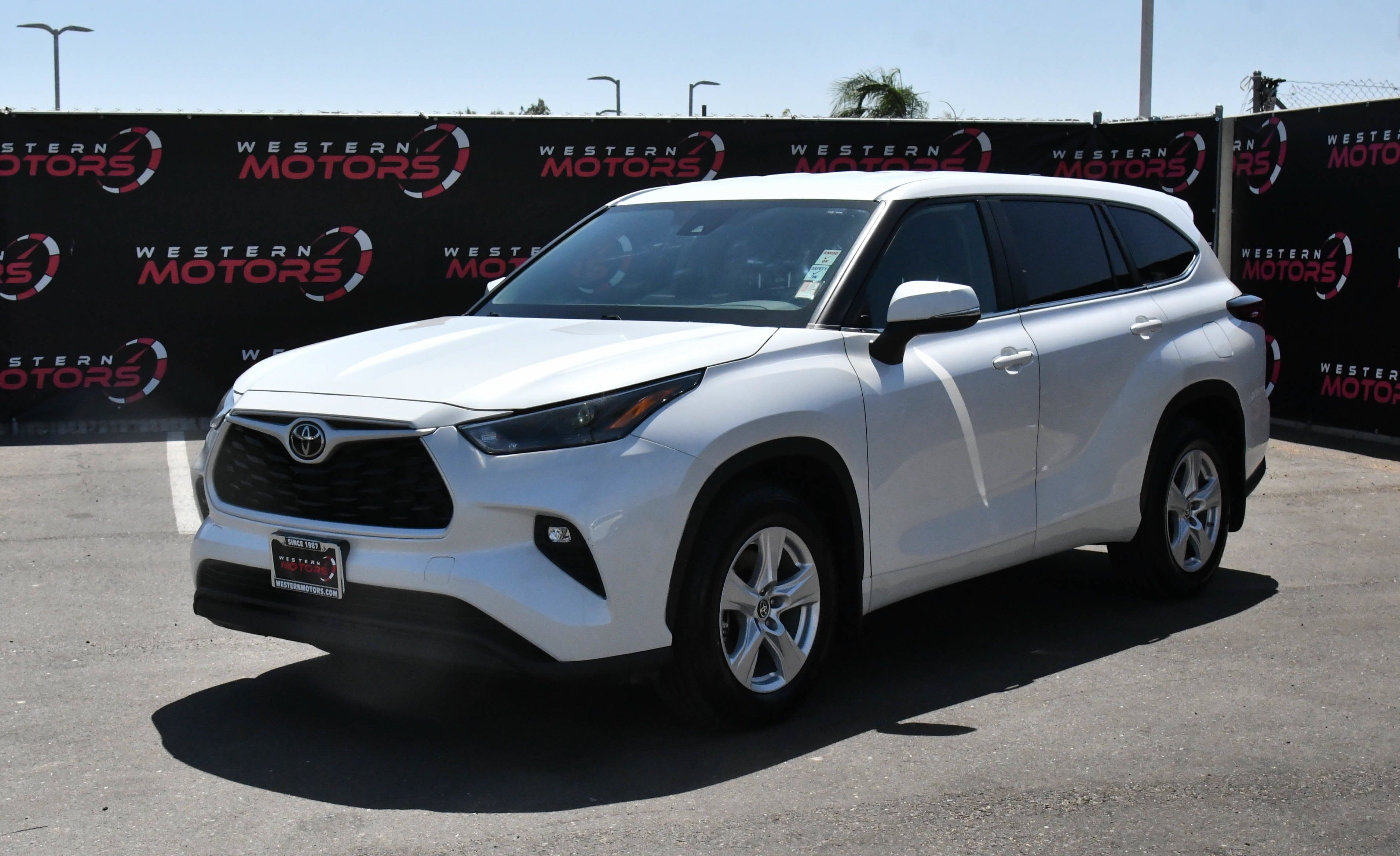 Used 2024 Toyota Highlander LE AWD/4WD image 3