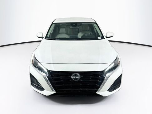 Used 2023 Nissan Altima 2.5 SV FWD image 2
