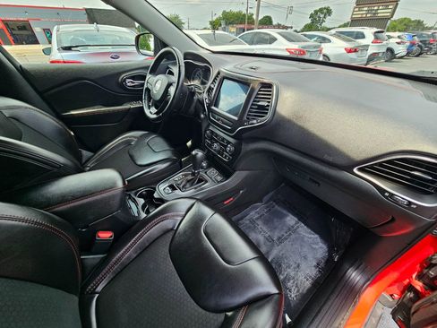 Used 2019 Jeep Cherokee Trailhawk w/ Cold Weather Group image 19