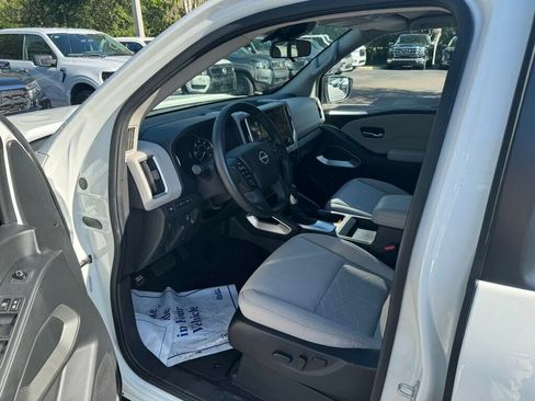 Used 2025 Nissan Frontier SV w/ SV Convenience Package RWD image 3