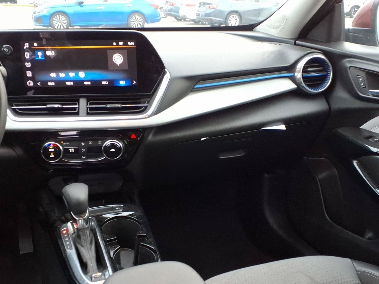 Used 2025 Chevrolet Trax LT FWD image 13