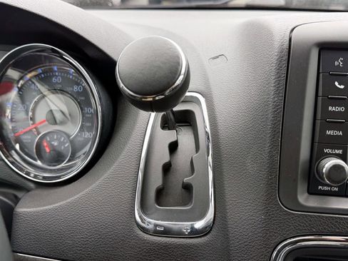 Used 2013 Chrysler Town & Country Touring-L w/ Driver Convenience Group image 21