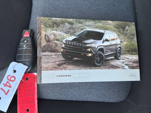 Used 2018 Jeep Cherokee Latitude FWD image 11