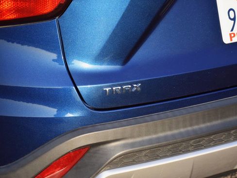 Used 2024 Chevrolet Trax LT w/ Sunroof Package FWD image 13