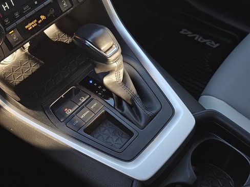 Used 2019 Toyota RAV4 XLE Premium image 16