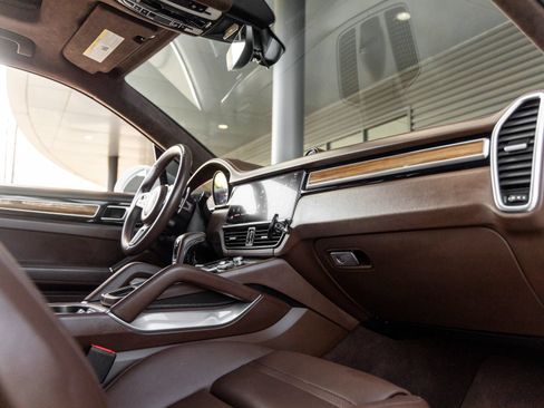 Certified 2023 Porsche Cayenne Turbo AWD/4WD image 48