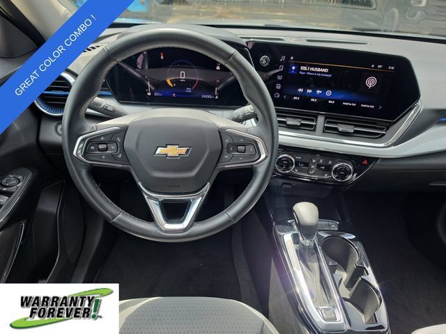 Used 2025 Chevrolet Trax LT w/ LT Convenience Package FWD image 9
