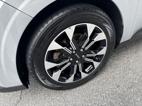 Used 2022 Kia Carnival EX FWD image 12