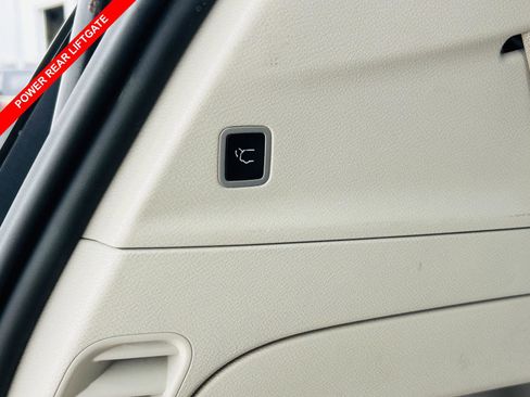 Used 2023 Chrysler Pacifica Touring-L image 11