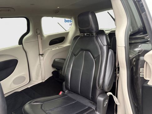Used 2023 Chrysler Pacifica Touring-L FWD image 19