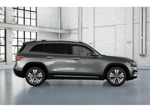 Used 2026 Mercedes-Benz GLB 250 4MATIC image 2