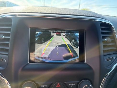 Used 2019 Jeep Grand Cherokee Laredo AWD/4WD image 18