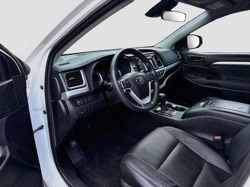 Used 2019 Toyota Highlander LE FWD image 25