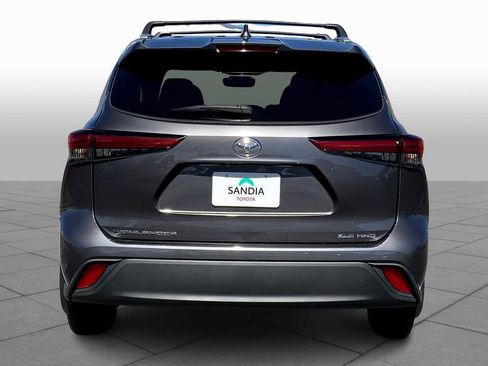 Certified 2023 Toyota Highlander XLE image 4