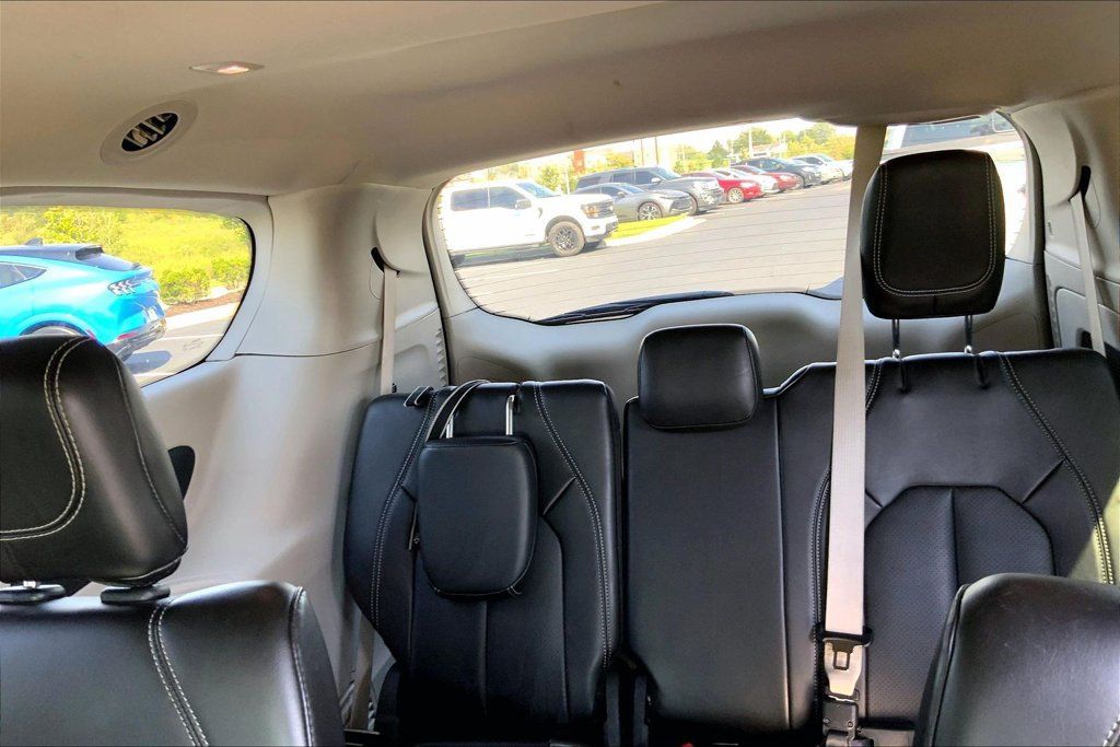 Used 2023 Chrysler Pacifica Touring-L FWD image 11