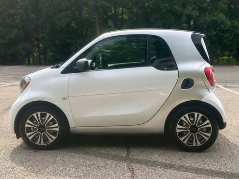 Used 2017 smart fortwo pure RWD image 4
