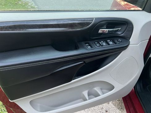 Used 2013 Chrysler Town & Country Touring FWD image 16