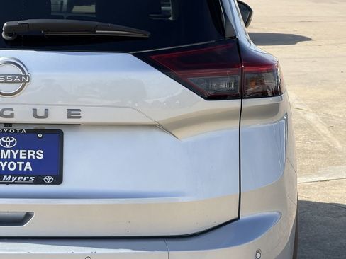 Used 2025 Nissan Rogue SV FWD image 9