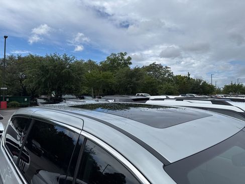 Used 2024 Chrysler Pacifica Limited w/ Uconnect Theater Family Group FWD image 5