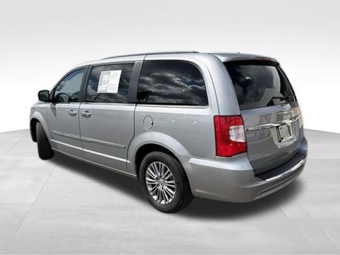 Used 2014 Chrysler Town & Country Touring-L w/ Driver Convenience Group FWD image 3