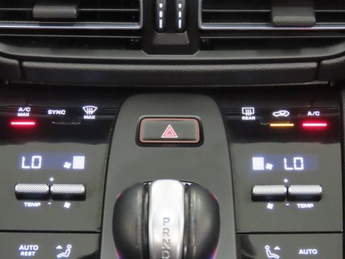 Certified 2022 Porsche Macan AWD/4WD image 25