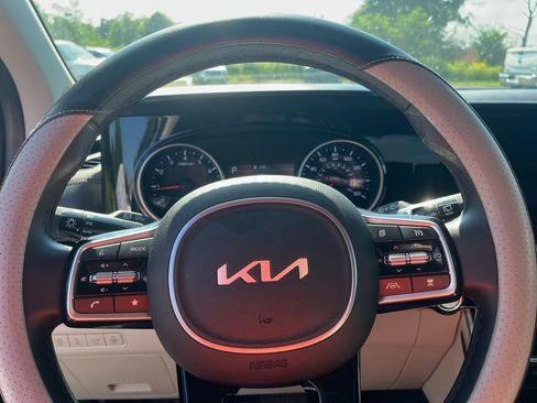 Used 2024 Kia Carnival EX FWD image 15