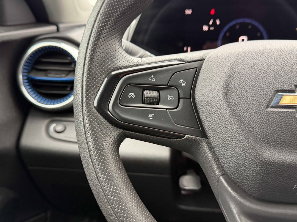Used 2025 Chevrolet Trax LT FWD image 35