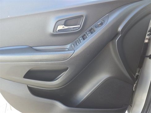 Used 2022 Chevrolet Trax LT w/ LT Convenience Package image 25