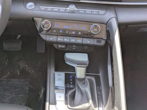 New 2025 Hyundai Elantra Limited FWD image 18