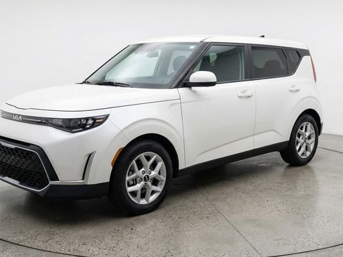 Used 2025 Kia Soul LX w/ LX Technology Package image 3