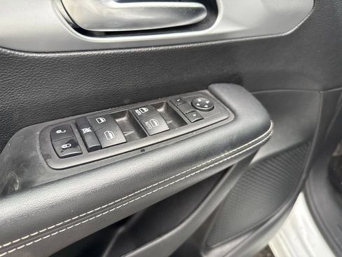 Used 2023 Chrysler Pacifica Touring FWD image 7