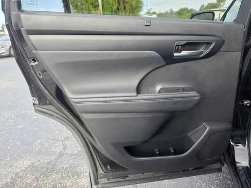 Used 2023 Toyota Highlander XLE FWD image 14